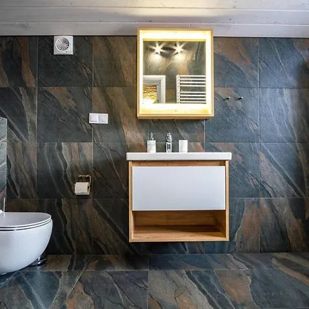 Σαλέ білий лев - White Lion *