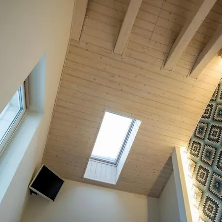 Σαλέ білий лев - White Lion