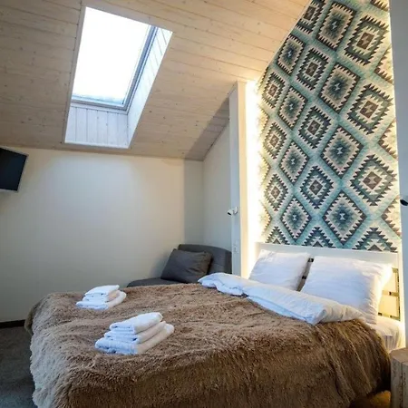 Σαλέ білий лев - White Lion *