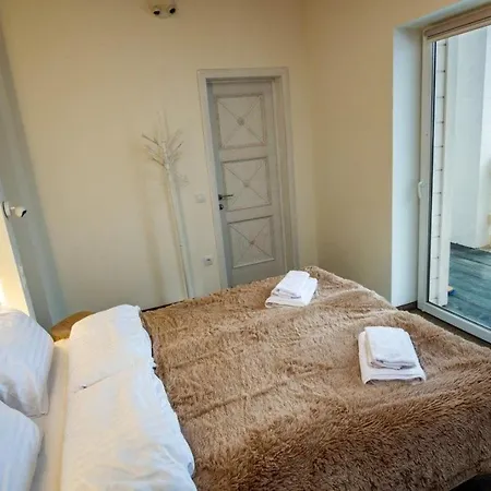 Σαλέ білий лев - White Lion *